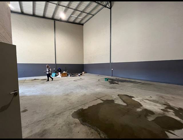 342M² WAREHOUSE TO LET IN STIKLAND INDUSTRIAL
